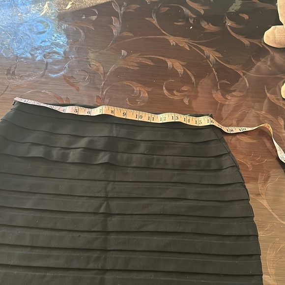 - Larry Levine stretch layered black skirt - Picture 6 of 8
